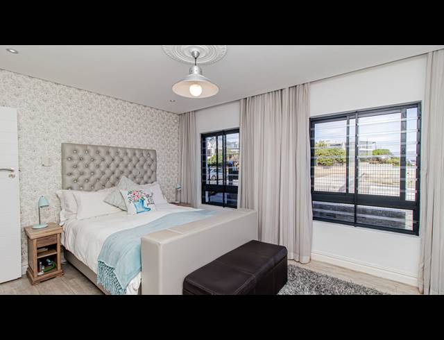 4 BEDROOM HOUSE FOR SALE IN BEACHFRONT